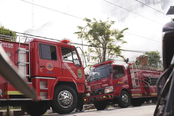 Gelen itfaiye araçları mobilya deposu yangınına hazır. : Yogyakarta, Endonezya - 12 Mayıs 2022
