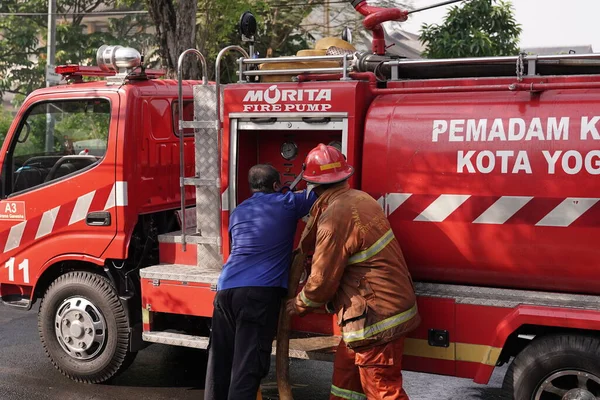 Brandmän Beredskap Och Försöker Släcka Branden Vid Möbelmagasinet Yogyakarta Indonesien — Stockfoto