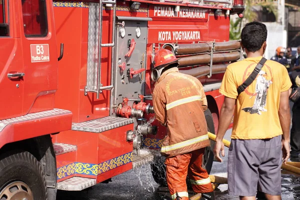 İtfaiyeciler beklemede ve mobilya deposundaki yangını söndürmeye çalışıyorlar. : Yogyakarta, Endonezya - 12 Mayıs 2022