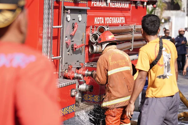 İtfaiyeciler beklemede ve mobilya deposundaki yangını söndürmeye çalışıyorlar. : Yogyakarta, Endonezya - 12 Mayıs 2022