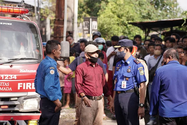 Brandweerlieden Die Paraat Staan Proberen Brand Het Meubelmagazijn Blussen Yogyakarta — Stockfoto