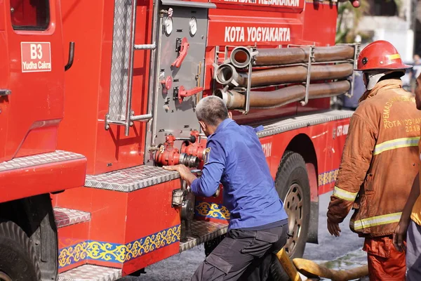 İtfaiyeciler beklemede ve mobilya deposundaki yangını söndürmeye çalışıyorlar. : Yogyakarta, Endonezya - 12 Mayıs 2022
