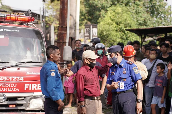 İtfaiyeciler beklemede kalıp mobilya deposundaki yangını söndürmeye çalışıyorlar. : Yogyakarta, Endonezya - 12 Mayıs 2022