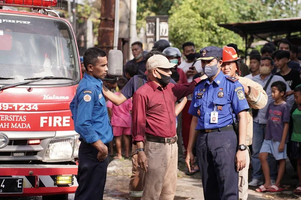 İtfaiyeciler beklemede kalıp mobilya deposundaki yangını söndürmeye çalışıyorlar. : Yogyakarta, Endonezya - 12 Mayıs 2022