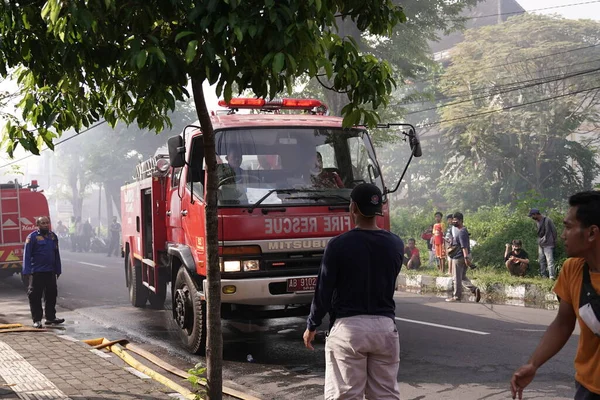 Gelen itfaiye araçları mobilya deposu yangınına hazır. : Yogyakarta, Endonezya - 12 Mayıs 2022
