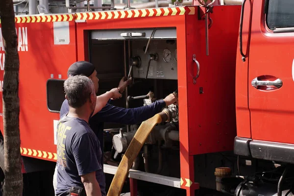 İtfaiyeciler beklemede ve mobilya deposundaki yangını söndürmeye çalışıyorlar. : Yogyakarta, Endonezya - 12 Mayıs 2022