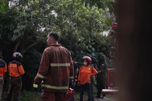 消防队员正在待命 试图扑灭家具仓库火场的火灾 印度尼西亚日惹 2022年5月12日 — 图库照片