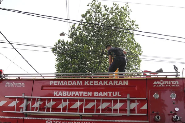 İtfaiyeciler beklemede ve mobilya deposundaki yangını söndürmeye çalışıyorlar. : Yogyakarta, Endonezya - 12 Mayıs 2022