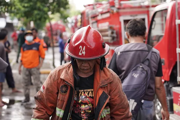 Brandweerlieden Die Paraat Staan Proberen Brand Het Meubelmagazijn Blussen Yogyakarta — Stockfoto