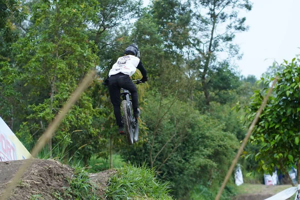 ジョグジャカルタのダウンヒルバイクフェスティバル Teras Caf ジャンプしているマウンテンバイクフェスティバルの参加者 2022年5月28日インドネシア スレマン — ストック写真