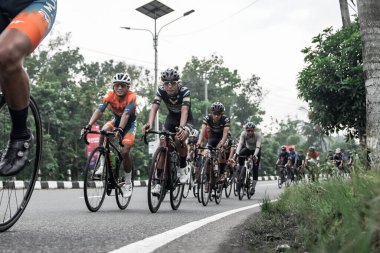 Hızla yoldan geçen ve Ambarrukmo 2022 'nin test rotasına hazırlanan bir grup bisikletçi: Sleman, Endonezya - 21 Mayıs 2022