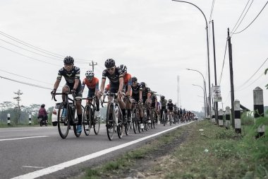 Hızla yoldan geçen ve Ambarrukmo 2022 'nin test rotasına hazırlanan bir grup bisikletçi: Sleman, Endonezya - 21 Mayıs 2022