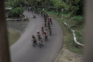 Hızla yoldan geçen ve Ambarrukmo 2022 'nin test rotasına hazırlanan bir grup bisikletçi: Sleman, Endonezya - 21 Mayıs 2022