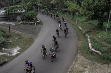 Hızla yoldan geçen ve Ambarrukmo 2022 'nin test rotasına hazırlanan bir grup bisikletçi: Sleman, Endonezya - 21 Mayıs 2022