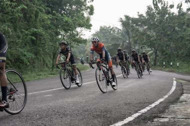 Yol bisikletçileri, Ambarrukmo 2022 'nin test rotası olan Sleman, Endonezya - 21 Mayıs 2022