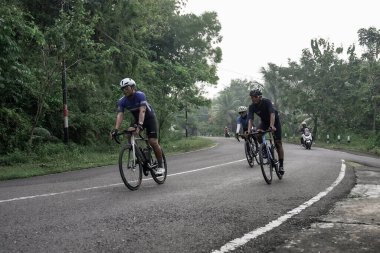 Yol bisikletçileri, Ambarrukmo 2022 'nin test rotası olan Sleman, Endonezya - 21 Mayıs 2022