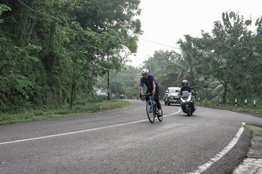 Yol bisikletçileri, Ambarrukmo 2022 'nin test rotası olan Sleman, Endonezya - 21 Mayıs 2022