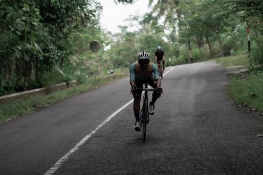 Yol bisikletçileri, Ambarrukmo 2022 'nin test rotası olan Sleman, Endonezya - 21 Mayıs 2022