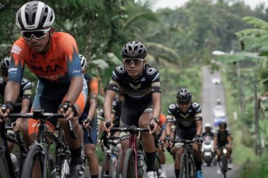 Mula ve Nusantara profesyonel bisiklet sporcularından oluşan bir grup, Tour de ambarrukmo 2022 için bir test rotası hazırlamak üzere yolda yarıştı.: Sleman, Endonezya - 21 Mayıs 2022