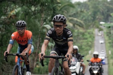 Yokuş yukarı giden yolda bisiklet sürücülerinin ifadesi ve stili, Ambarrukmo 2022 Tur için test rotasına hazırlanıyor.: Sleman, Endonezya - 21 Mayıs 2022