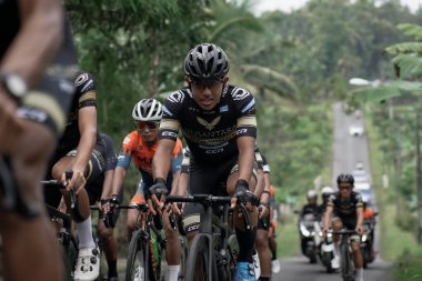 Mula ve Nusantara profesyonel bisiklet sporcularından oluşan bir grup, Tour de ambarrukmo 2022 için bir test rotası hazırlamak üzere yolda yarıştı.: Sleman, Endonezya - 21 Mayıs 2022