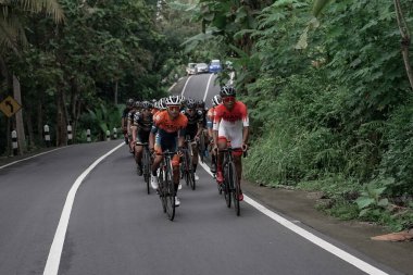 Hızla yoldan geçen ve Ambarrukmo 2022 'nin test rotasına hazırlanan bir grup bisikletçi: Sleman, Endonezya - 21 Mayıs 2022