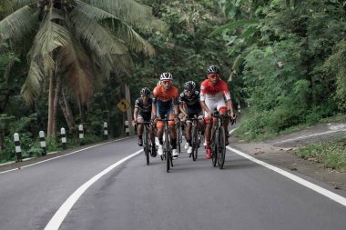 Hızla yoldan geçen ve Ambarrukmo 2022 'nin test rotasına hazırlanan bir grup bisikletçi: Sleman, Endonezya - 21 Mayıs 2022