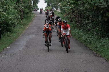 Hızla yoldan geçen ve Ambarrukmo 2022 'nin test rotasına hazırlanan bir grup bisikletçi: Sleman, Endonezya - 21 Mayıs 2022