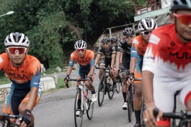 Mula ve Nusantara profesyonel bisiklet sporcularından oluşan bir grup, Tour de ambarrukmo 2022 için bir test rotası hazırlamak üzere yolda yarıştı.: Sleman, Endonezya - 21 Mayıs 2022