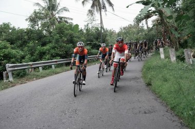Mula ve Nusantara profesyonel bisiklet sporcularından oluşan bir grup, Tour de ambarrukmo 2022 için bir test rotası hazırlamak üzere yolda yarıştı.: Sleman, Endonezya - 21 Mayıs 2022