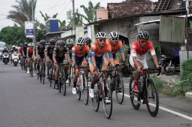 Mula ve Nusantara profesyonel bisiklet sporcularından oluşan bir grup, Tour de ambarrukmo 2022 için bir test rotası hazırlamak üzere yolda yarıştı.: Sleman, Endonezya - 21 Mayıs 2022