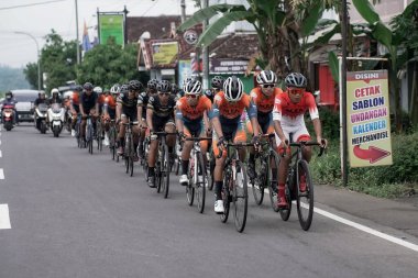Mula ve Nusantara profesyonel bisiklet sporcularından oluşan bir grup, Tour de ambarrukmo 2022 için bir test rotası hazırlamak üzere yolda yarıştı.: Sleman, Endonezya - 21 Mayıs 2022