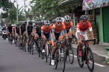 Mula ve Nusantara profesyonel bisiklet sporcularından oluşan bir grup, Tour de ambarrukmo 2022 için bir test rotası hazırlamak üzere yolda yarıştı.: Sleman, Endonezya - 21 Mayıs 2022