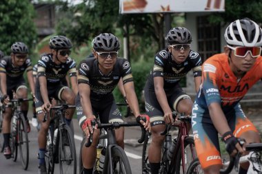 Mula ve Nusantara profesyonel bisiklet sürücülerinden oluşan bir grup, Ambarrukmo 2022 Tur için bir test rotası hazırlıyor.: Sleman, Endonezya - 21 Mayıs 2022