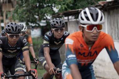 Mula ve Nusantara profesyonel bisiklet sürücülerinden oluşan bir grup, Ambarrukmo 2022 Tur için bir test rotası hazırlıyor.: Sleman, Endonezya - 21 Mayıs 2022