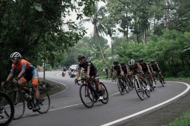 Mula ve Nusantara profesyonel bisiklet sürücülerinden oluşan bir grup, Ambarrukmo 2022 Tur için bir test rotası hazırlıyor.: Sleman, Endonezya - 21 Mayıs 2022