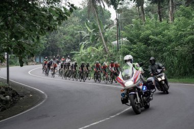 Mula ve Nusantara profesyonel bisiklet sporcularından oluşan bir grup, Tour de ambarrukmo 2022 için bir test rotası hazırlamak üzere yolda yarıştı.: Sleman, Endonezya - 21 Mayıs 2022