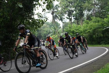 Mula ve Nusantara profesyonel bisiklet sürücülerinden oluşan bir grup, Ambarrukmo 2022 Tur için bir test rotası hazırlıyor.: Sleman, Endonezya - 21 Mayıs 2022