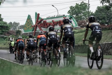 Hızlı giden bir grup bisikletçi ikonik Kulon progo sınırını geçti ve Ambarrukmo 2022 için bir test rotası hazırladı.: Sleman, Endonezya - 21 Mayıs 2022