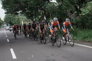 Mula ve Nusantara profesyonel bisiklet sürücülerinden oluşan bir grup, Ambarrukmo 2022 Tur için bir test rotası hazırlıyor.: Sleman, Endonezya - 21 Mayıs 2022