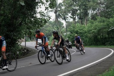 Mula ve Nusantara profesyonel bisiklet sürücülerinden oluşan bir grup, Ambarrukmo 2022 Tur için bir test rotası hazırlıyor.: Sleman, Endonezya - 21 Mayıs 2022