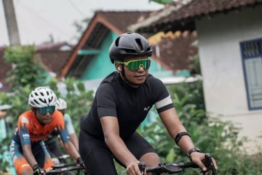 Profesyonel yol bisikletçilerinin orta boy çekimi, Ambarrukmo 2022 'nin test rotası için hazırlanıyor.: Sleman, Endonezya - 21 Mayıs 2022