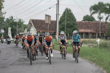 Mula ve Nusantara profesyonel bisiklet sporcularından oluşan bir grup, Tour de ambarrukmo 2022 için bir test rotası hazırlamak üzere yolda yarıştı.: Sleman, Endonezya - 21 Mayıs 2022