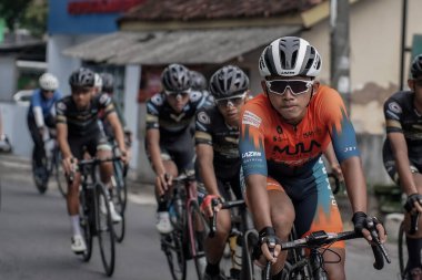 Mula ve Nusantara profesyonel bisiklet sporcularından oluşan bir grup, Tour de ambarrukmo 2022 için bir test rotası hazırlamak üzere yolda yarıştı.: Sleman, Endonezya - 21 Mayıs 2022