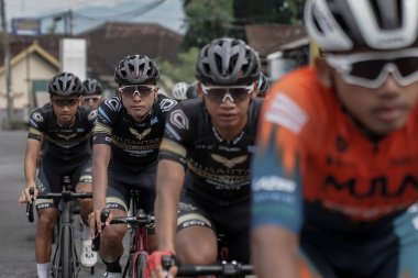 Mula ve Nusantara profesyonel bisiklet sporcularından oluşan bir grup, Tour de ambarrukmo 2022 için bir test rotası hazırlamak üzere yolda yarıştı.: Sleman, Endonezya - 21 Mayıs 2022