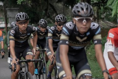 Mula ve Nusantara profesyonel bisiklet sporcularından oluşan bir grup, Tour de ambarrukmo 2022 için bir test rotası hazırlamak üzere yolda yarıştı.: Sleman, Endonezya - 21 Mayıs 2022