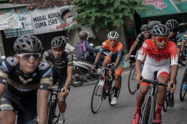 Mula ve Nusantara profesyonel bisiklet sporcularından oluşan bir grup, Tour de ambarrukmo 2022 için bir test rotası hazırlamak üzere yolda yarıştı.: Sleman, Endonezya - 21 Mayıs 2022