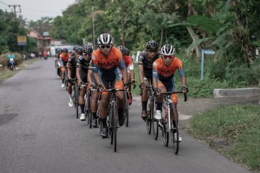 Mula ve Nusantara profesyonel bisiklet sporcularından oluşan bir grup, Tour de ambarrukmo 2022 için bir test rotası hazırlamak üzere yolda yarıştı.: Sleman, Endonezya - 21 Mayıs 2022
