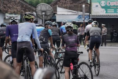 Bir grup bisikletçi arkadan görüldü, Ambarrukmo 2022 turu için test rotasına hazırlanıyorlardı.: Sleman, Endonezya - 21 Mayıs 2022