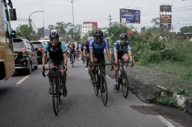 Arkadaşlarıyla bir yol bisikleti kullanarak bisiklet sürmek, Ambarrukmo 2022 turu için test rotası hazırlamak.: Sleman, Endonezya - 21 Mayıs 2022